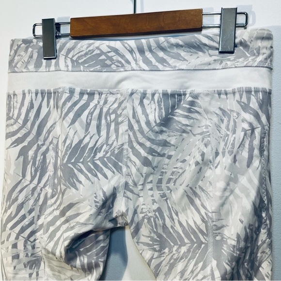 Lululemon Inspire Tight II
Palm Camo White Nimbus Great Condition - Picture 9 of 10